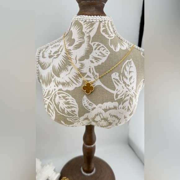 Lucky Alhambra Clover Pendant Necklace Gold & Tiger’s Eye with logo and box - Picture 6 of 11